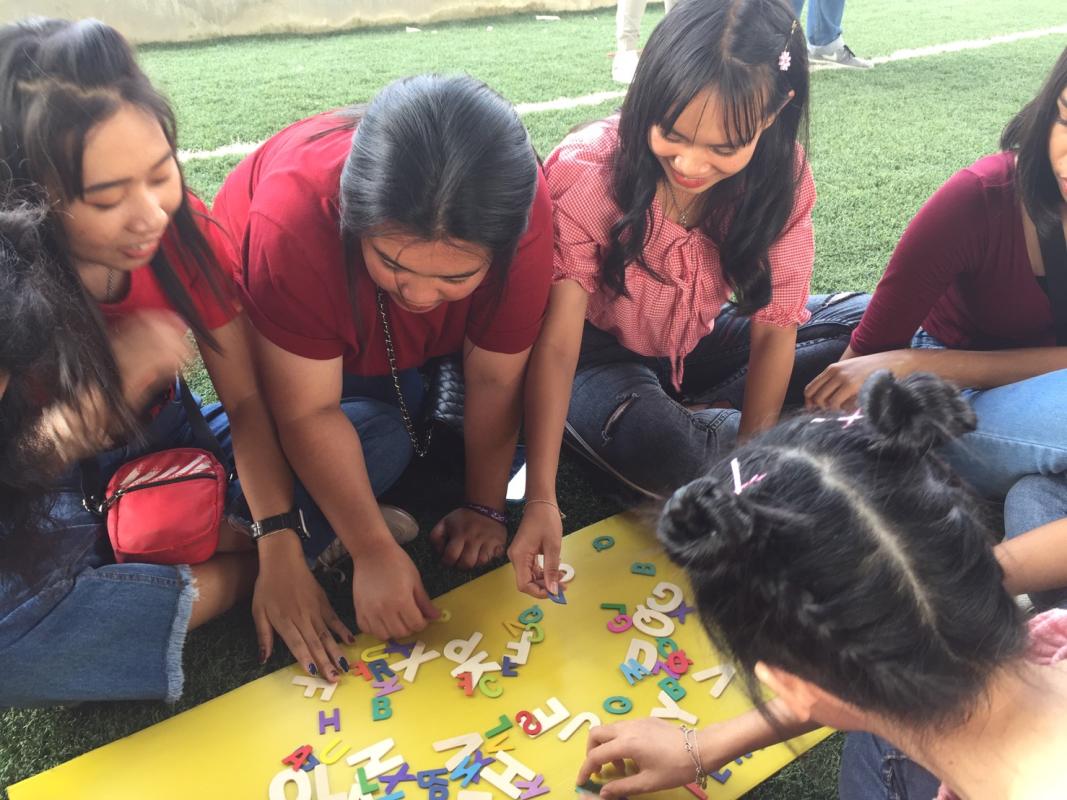 เข้าร่วมกิจกรรมเรียงตัวอักษรภาษาอังกฤษ