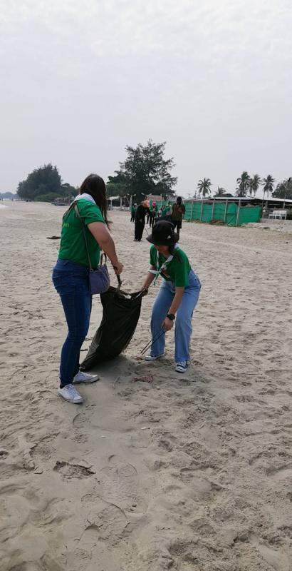 จิตอาสาเก็บขยะริมชายหาด