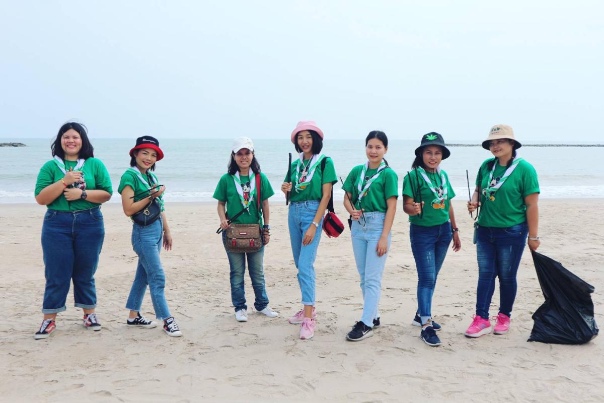 จิตอาสา เก็บขยะริมหาดเจ้าสำราญ