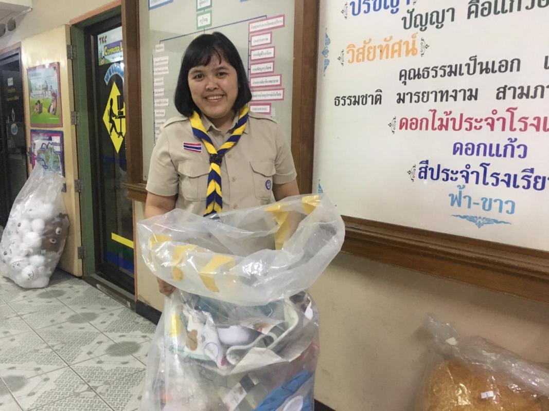 จิตอาสาจัดเเยกของรางวัลวันเด็กเเห่งชาติ