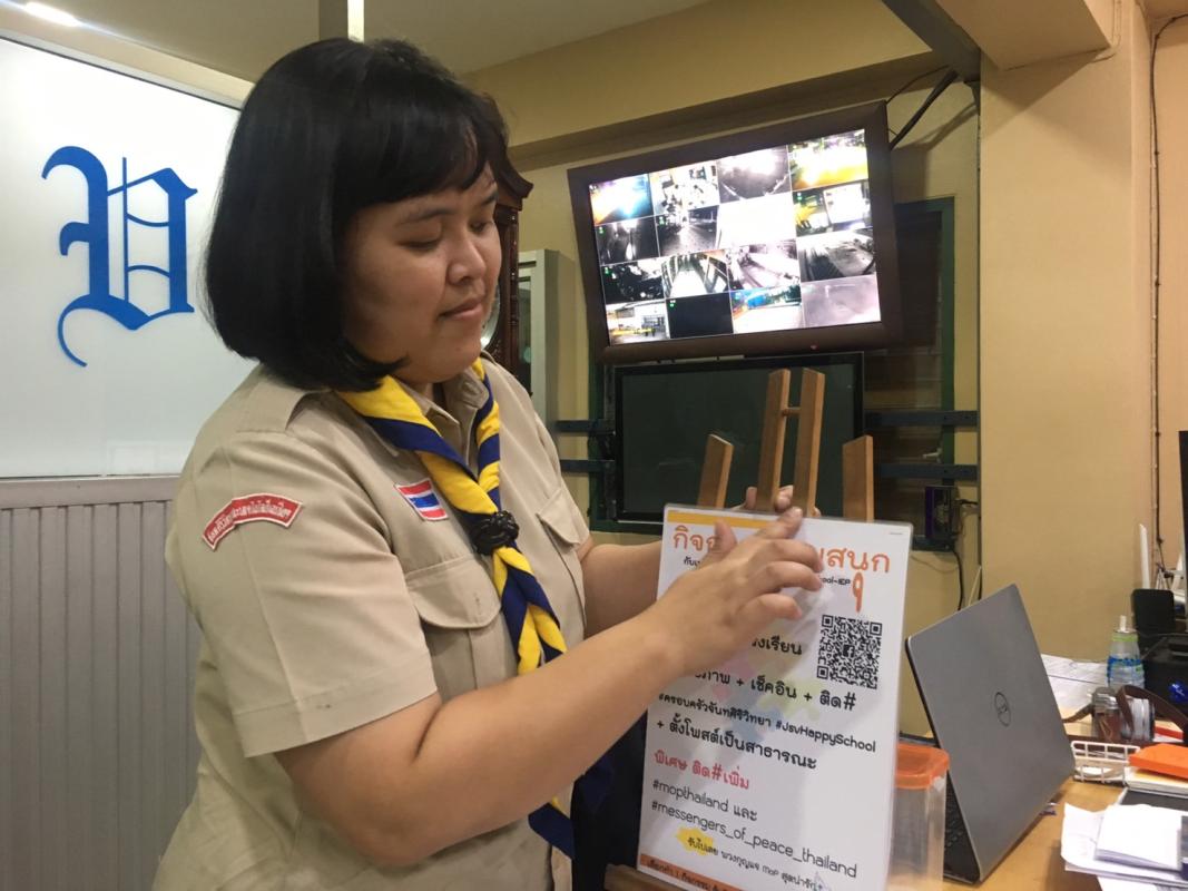 จิตอาสาทำป้ายโบว์ชัว 