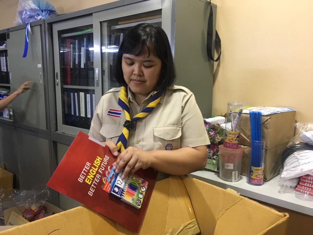 ทำของของรางวัลเเจกนักเรียนในงานวันปีใหม่เเละวันเด็ก