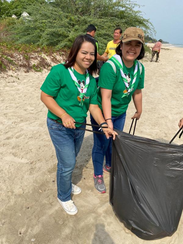 จิตอาสาเก็บขยะริมหาดเจ้าสำราญ