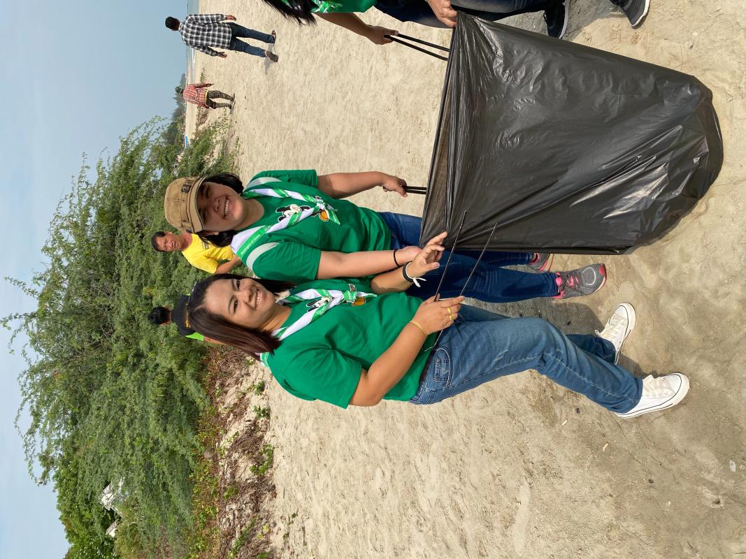 จิตอาสาเก็บขยะที่หาดเจ้าสำราญ