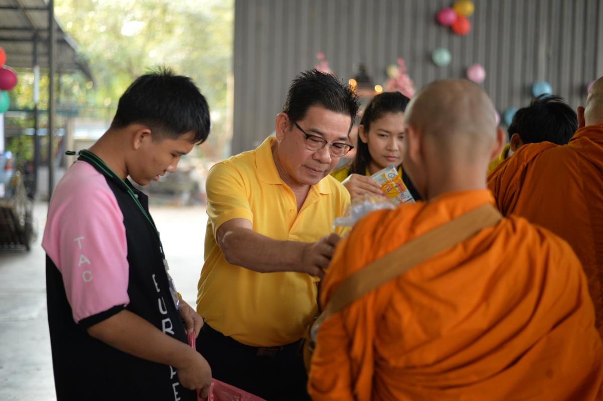 ร่วมทำบุญตักบาตรเนื่องในวันขึ้นปีใหม่