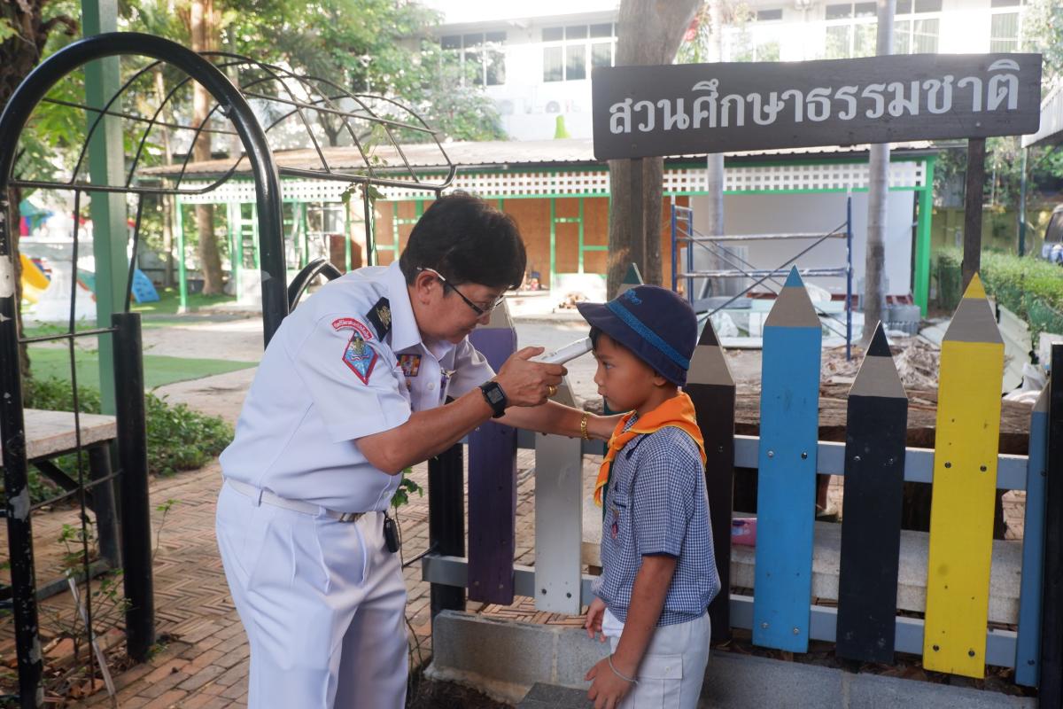 จิตอาสา ตรวจวัดไข้ให้นักเรียนก่อนเข้าชั้นเรียน