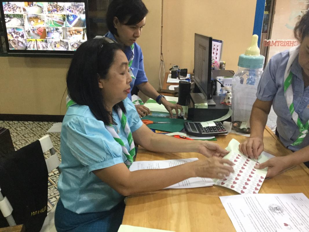 จิตอาสาแจกเอกสารให้นักเรียน