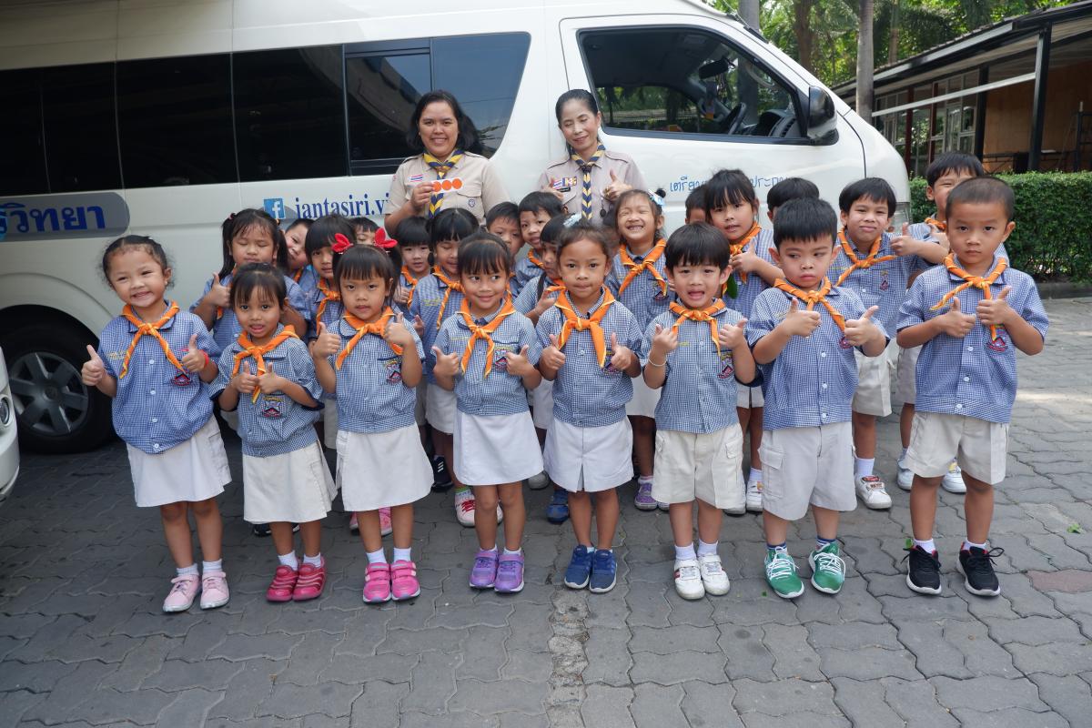 จิตอาสาให้ความรู้เกี่ยวกับความปลอดภัยในรถโรงเรียน