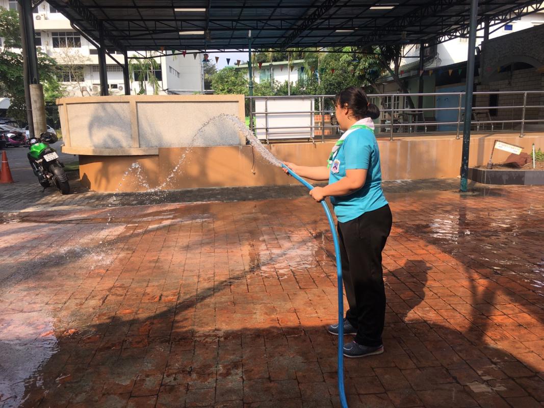 จิตอาสาทำความสะอาดพื้นเพื่อลดฝุ่นPM2.5