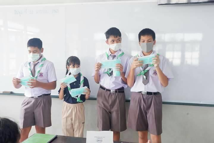 จิตอาสาแนะนำการใส่หน้ากากอนามัย