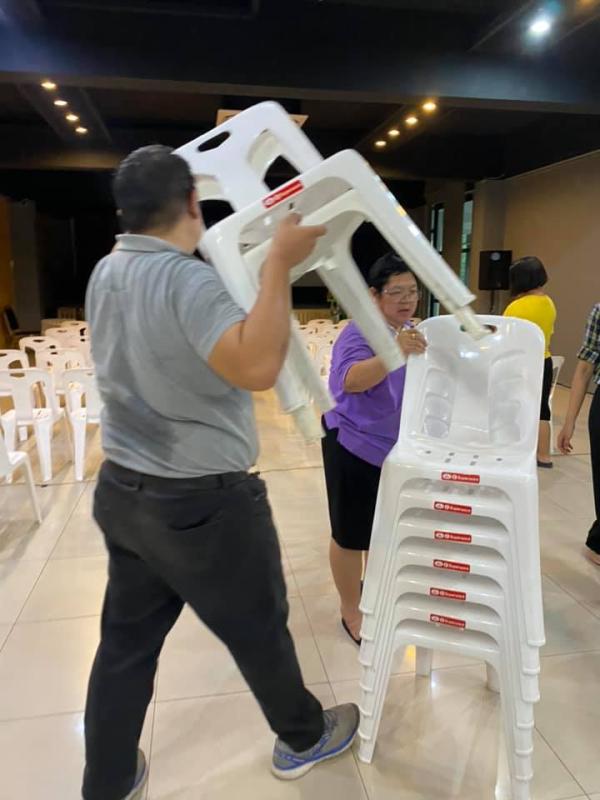 ยกเก้าอี้นั่งสำหรับงานประชุม