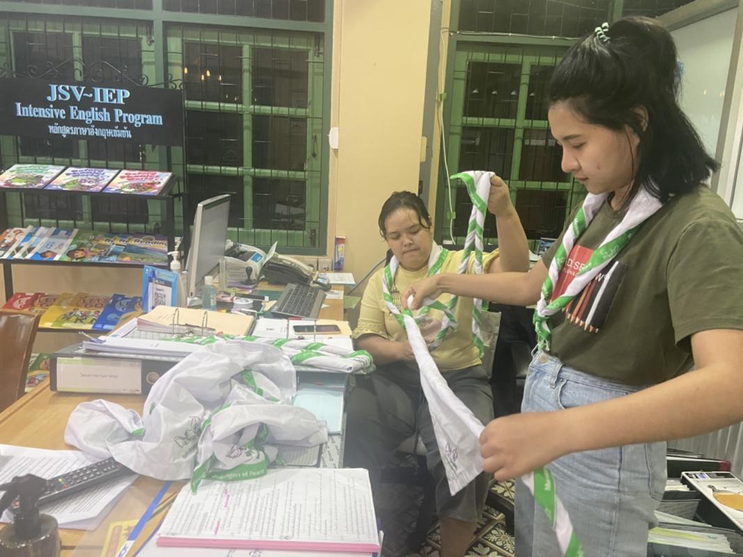 จิตอาสาช่วยพับผ้าพันคอ