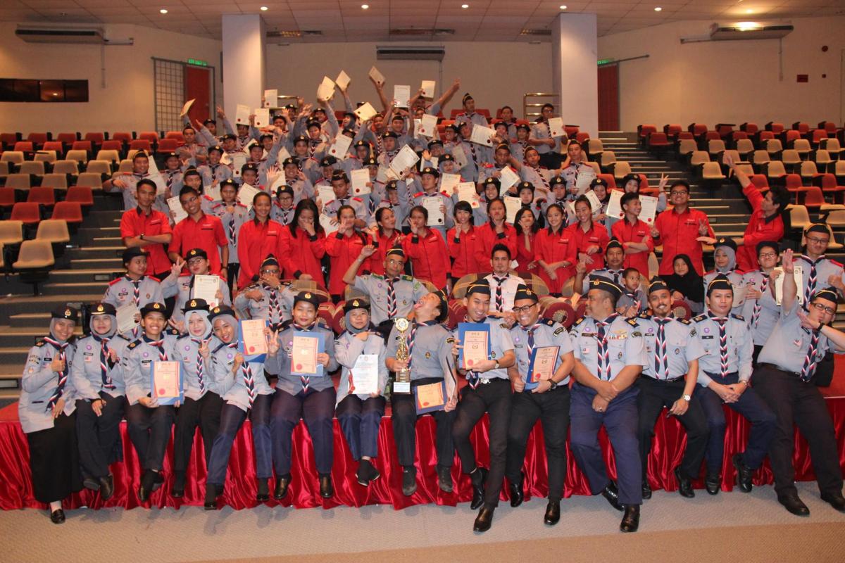 Pemakaian Epolet dan Penyerahan Sijil Pertauliahan Semester 2