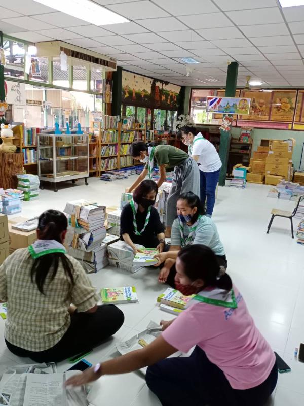 จิตอาสาจัดเก็บหนังสือ