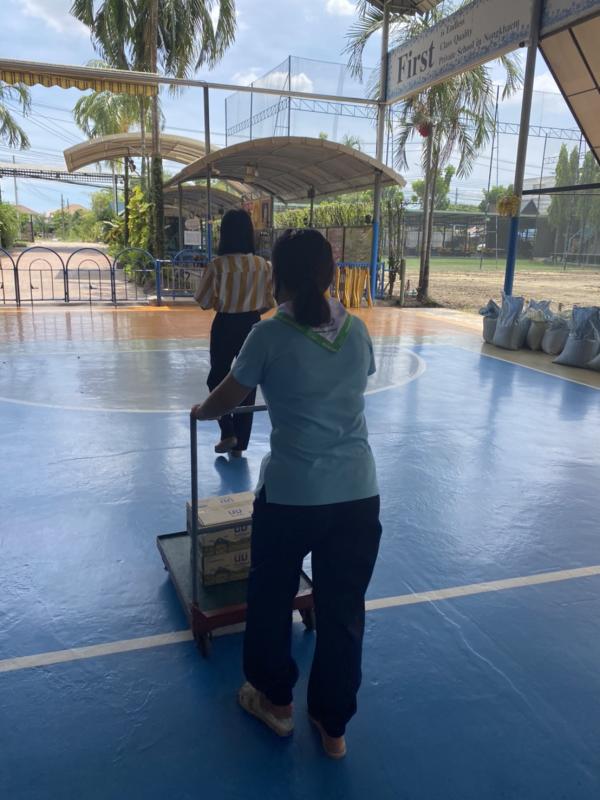 ช่วยเข็นนมให้ผู้ปกครอง