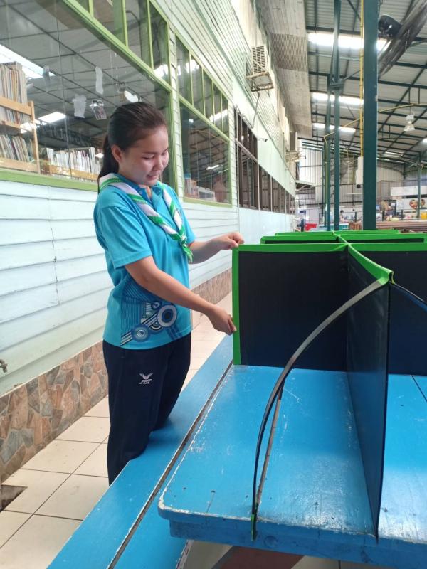ทำที่กั้นเพื่อเว้นระยะห่างในการรับประทานอาหารกลางวัน