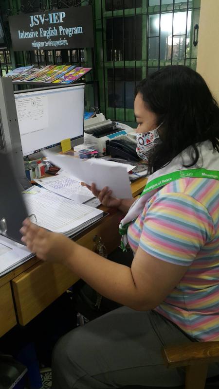 จิตอาสาจัดเรียงเอกสารในห้องทำงาน