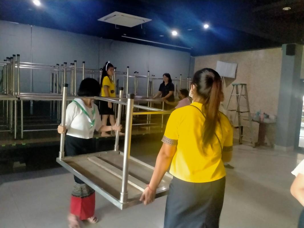 จิตอาสาช่วยจัดสถานที่