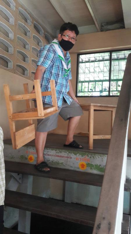 จิตอาสาช่วยขนย้ายโต๊ะ เก้าอี้เข้าห้องเรียนอนุบาล