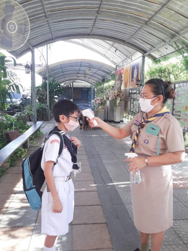 ตรวจวัดอุณหภูมินักเรียน