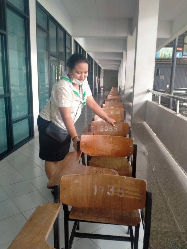 จิตอาสาช่วยยกเก้าอี้