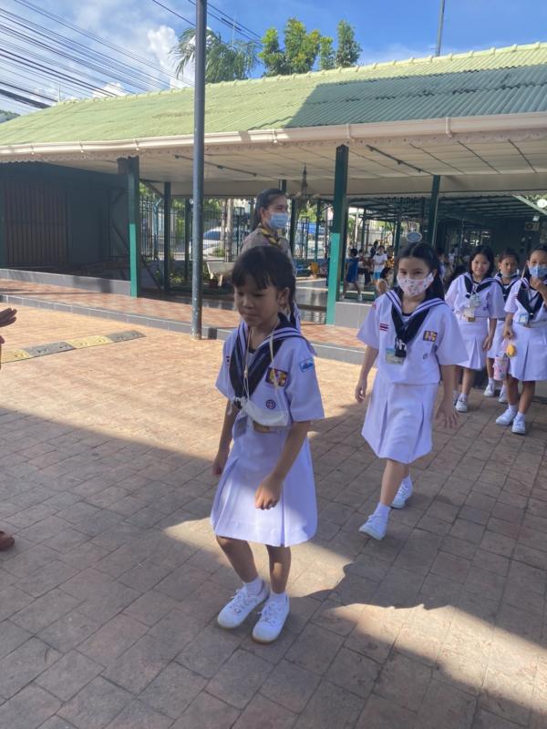 การดูแลนักเรียนข้ามถนน