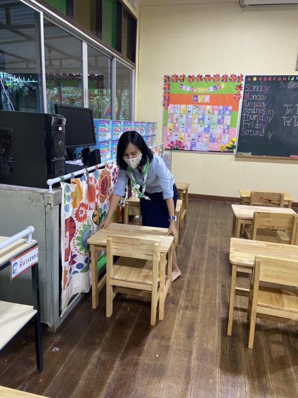 จิตอาสาจัดโต๊ะเรียนให้เป็นระเบียบ