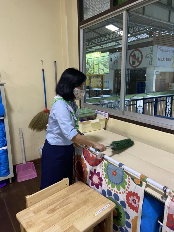 จิตอาสาปัดฝุ่นทำความสะอาดชั้นวางของ