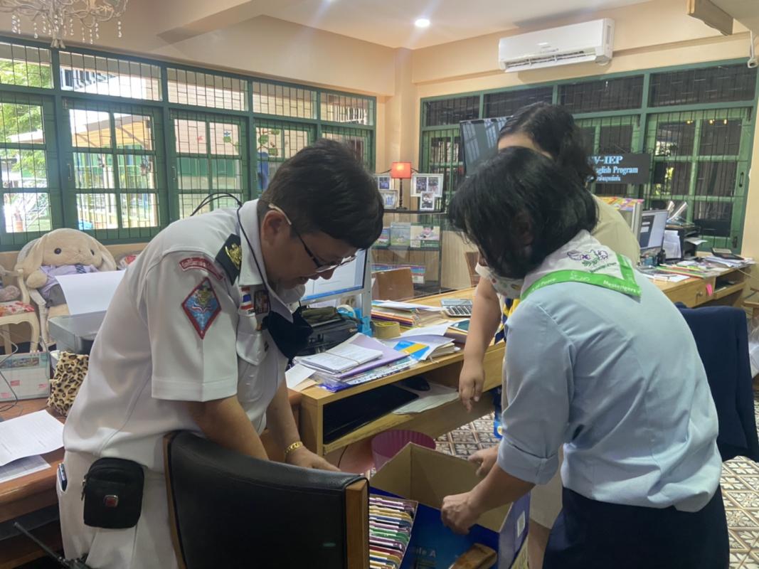 จิตอาสาจัดเตรียมของ