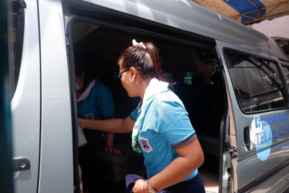 ทำความสะอาดรถตู้รับ-ส่งนักเรียน