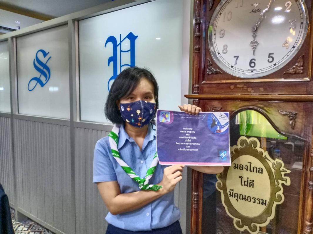 ถือป้ายรณรงค์วันสันติภาพสากล