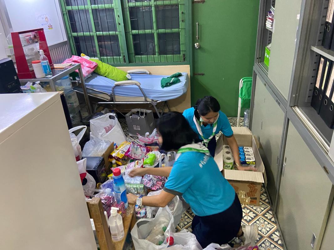 แพ็คสิ่งของไปบริจาค