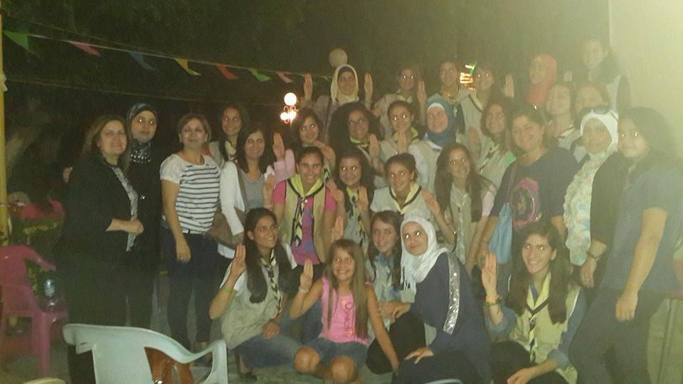 Girl guides volunteered to serve needy people their meals in charity lunch initiated by the local government, مجموعة مرشدات الصداقة الفلسطيني يقمن بعمل افطار خيري للأيتام وعائلاتهم.