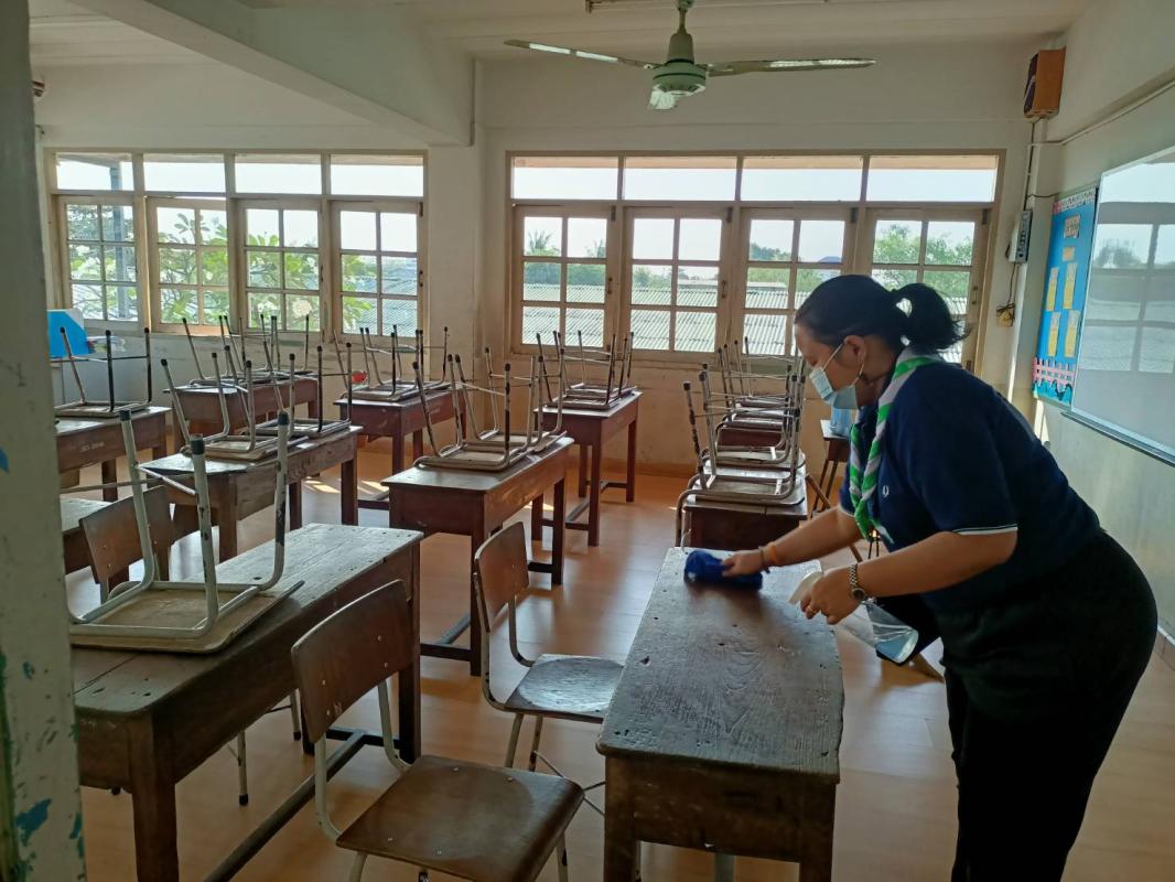 จิตอาสาทำความสะอาดห้องเรียนก่อนเปิดเรียน