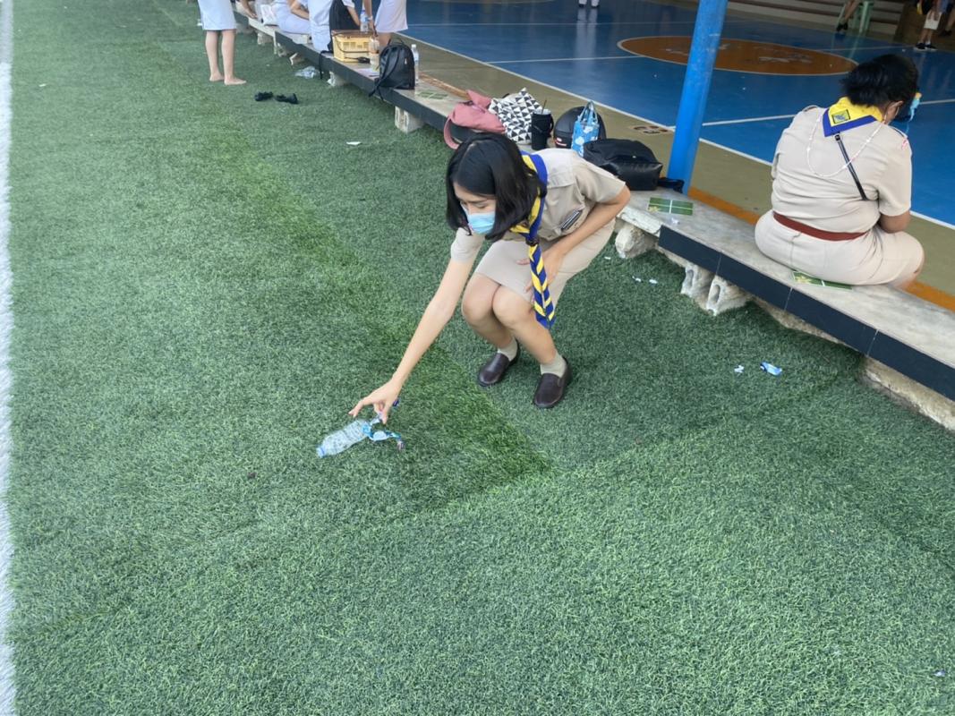 จิตอาสาเก็บขยะในบริเวณโรงเรียน