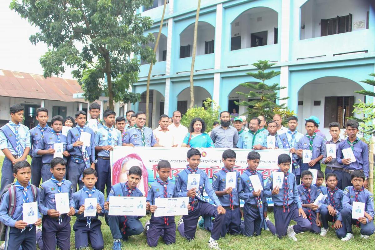 নিরাপদ সড়ক নিশ্চিতকরণে লিফলেট বিতরণ