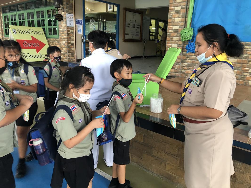 จิตอาสาแจกนม