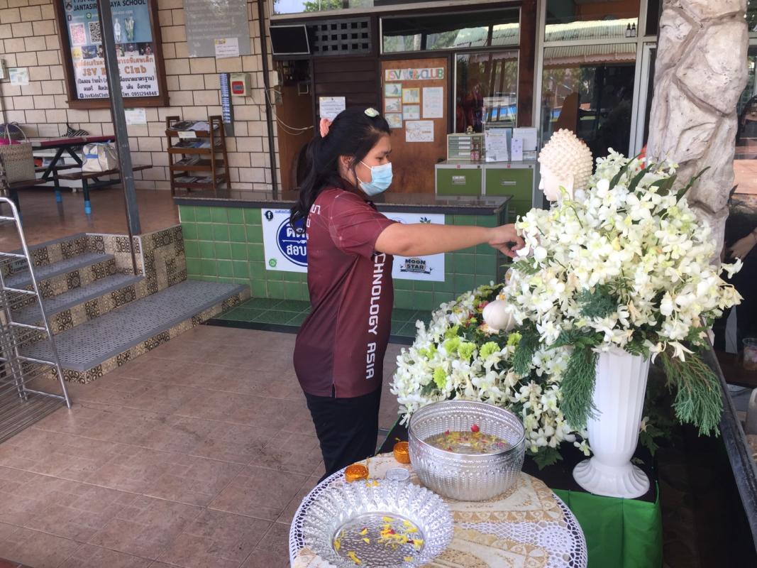 สรงน้ำพระ