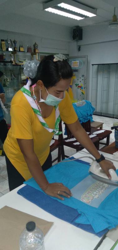 สรีนเสื้อให้นักเรัยน