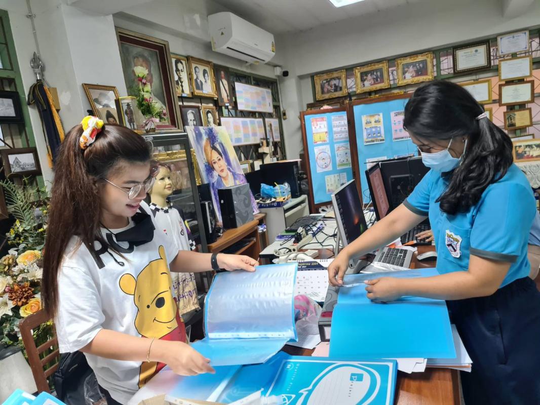 จิตอาสาจัดแฟ้มในงานวันภาคภูมิใจ