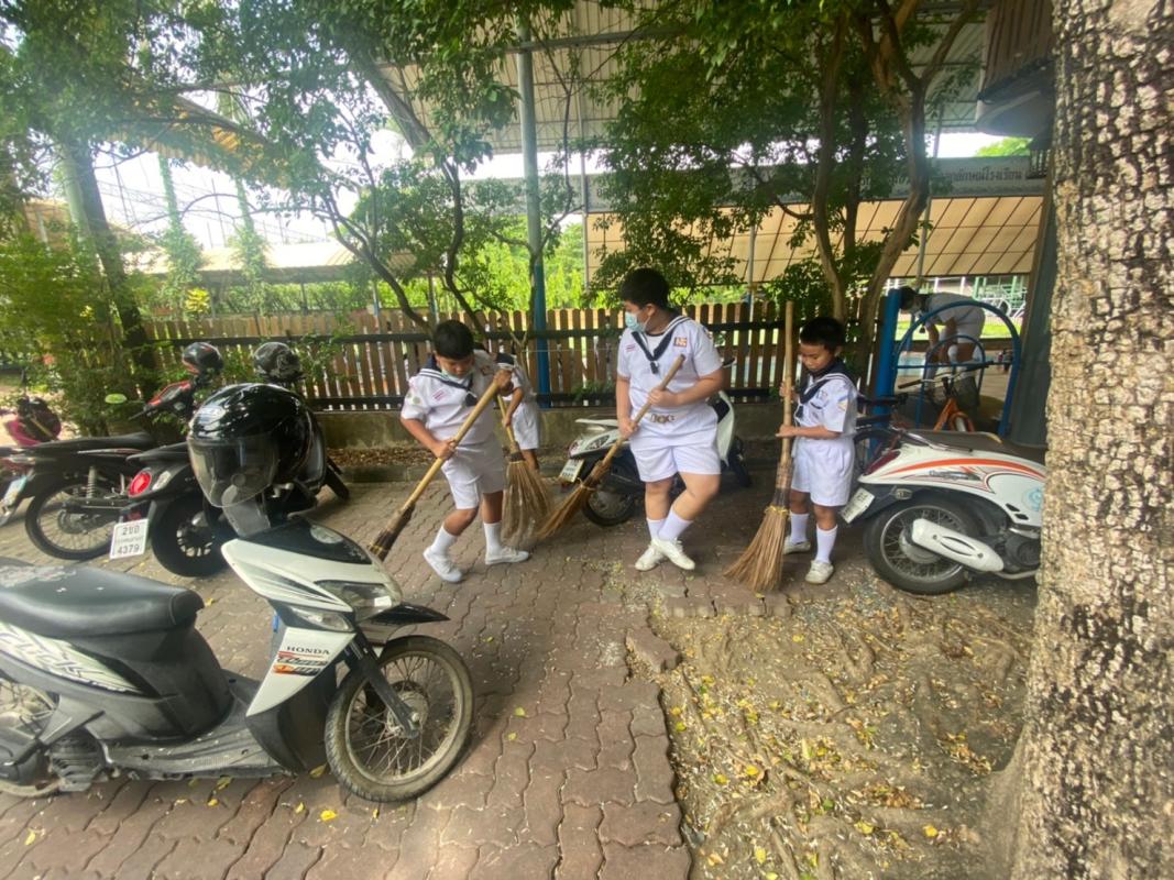จิตอาสาทำความสะอาดลานถนน