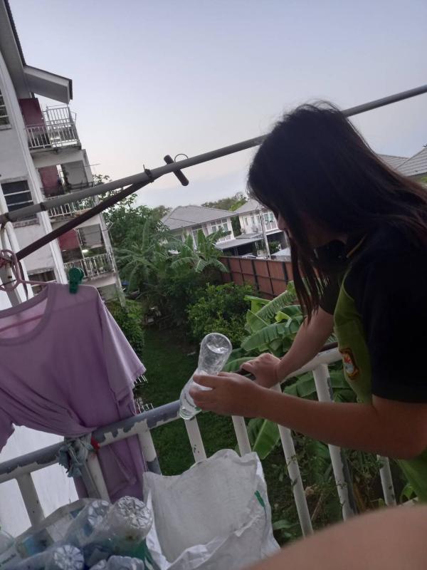 ีเก็บขวดนํ้าที่เกลื่อนในบ้าน