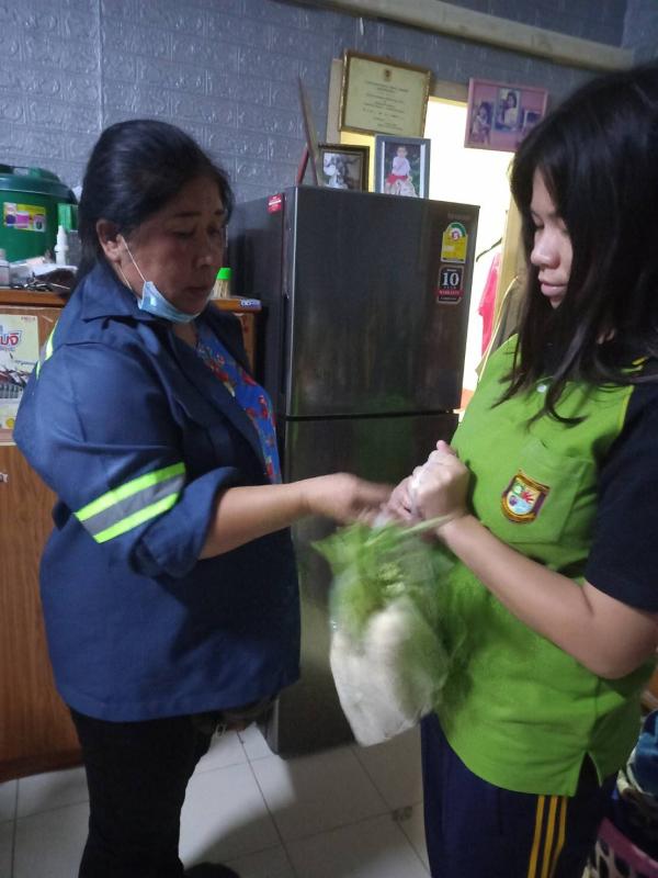 ช่วยแม่ถือของ