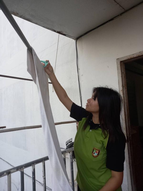 เก็บเสื้อผ้าที่ตากไว้