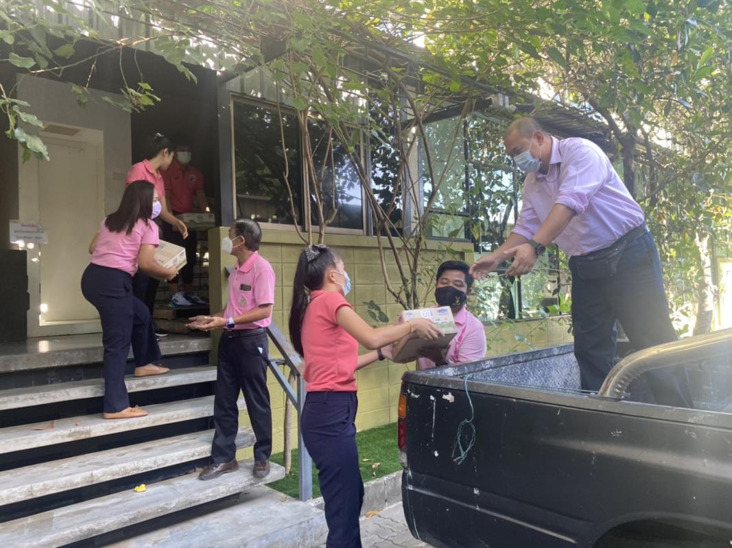 ช่วยขนนมให้นักเรียน