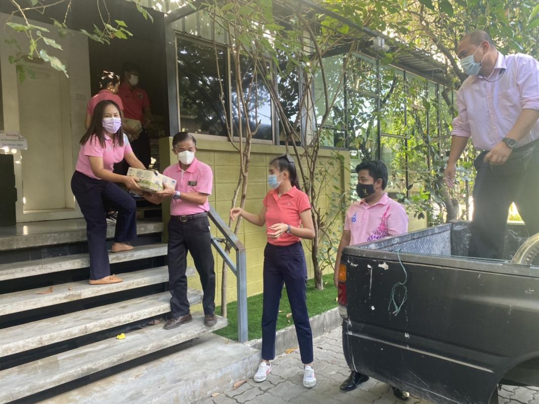 จิตอาสา ช่วยยกนมให้นักเรียน