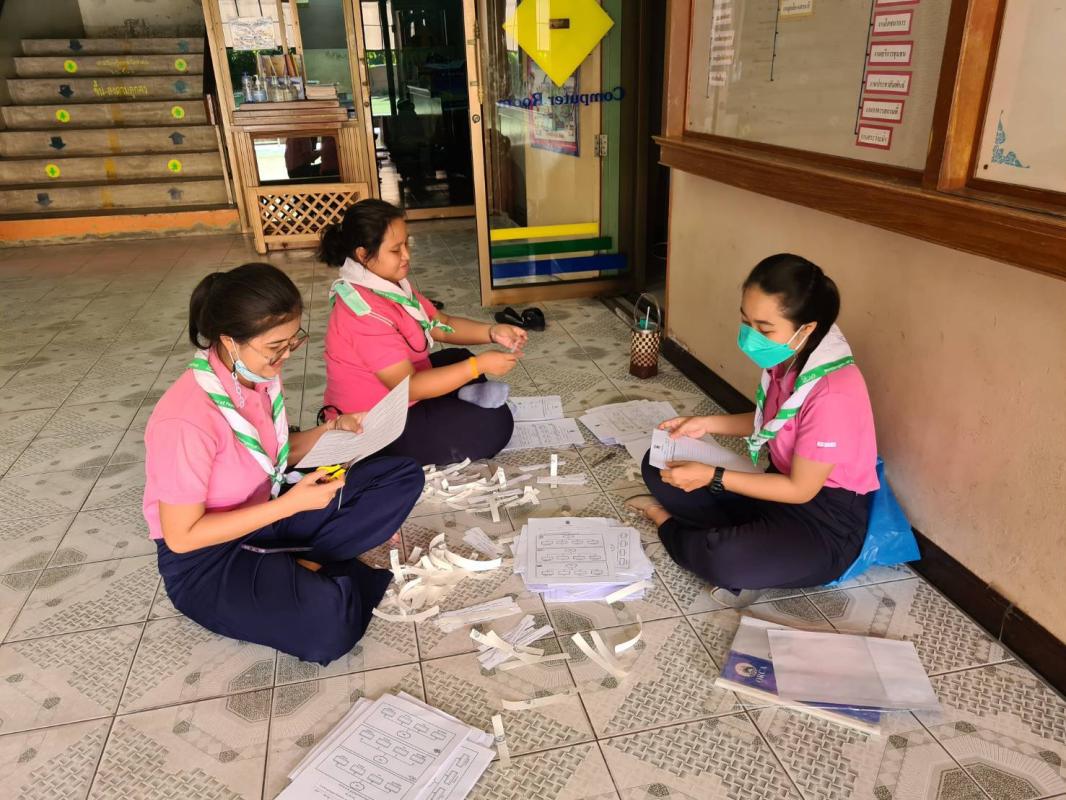 จิตอาสาจัดเรียงใบงาน