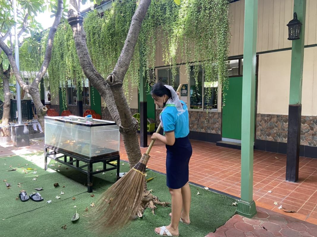 จิตอาสา  กวาด ทำความสะอาดพื้นสนาม