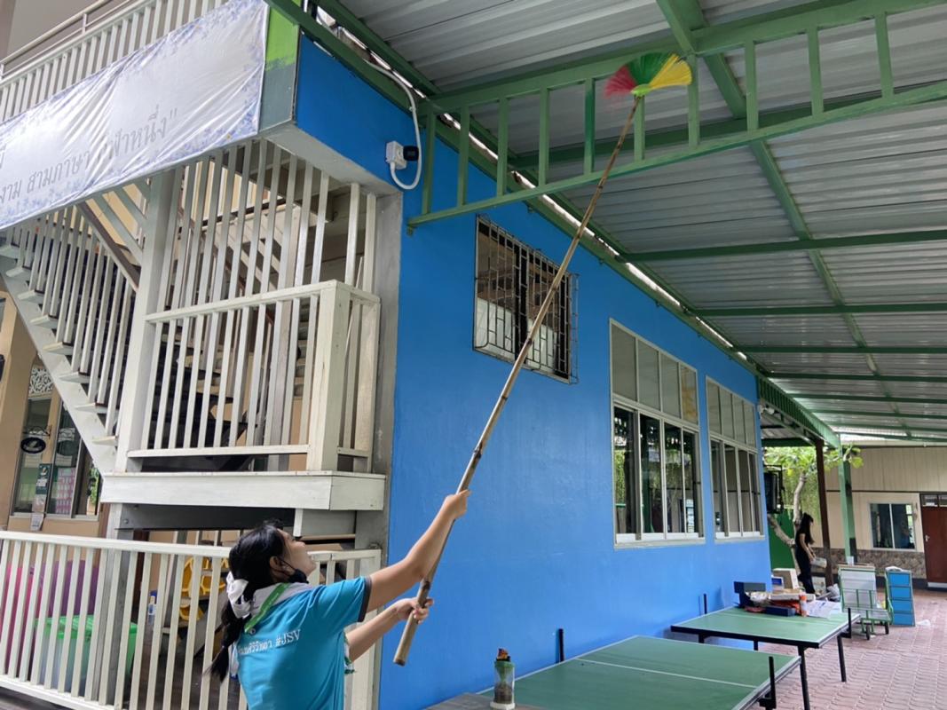จิตอาสา  ทำความสะอาดหลังคาตึกเรียนอนุบาล