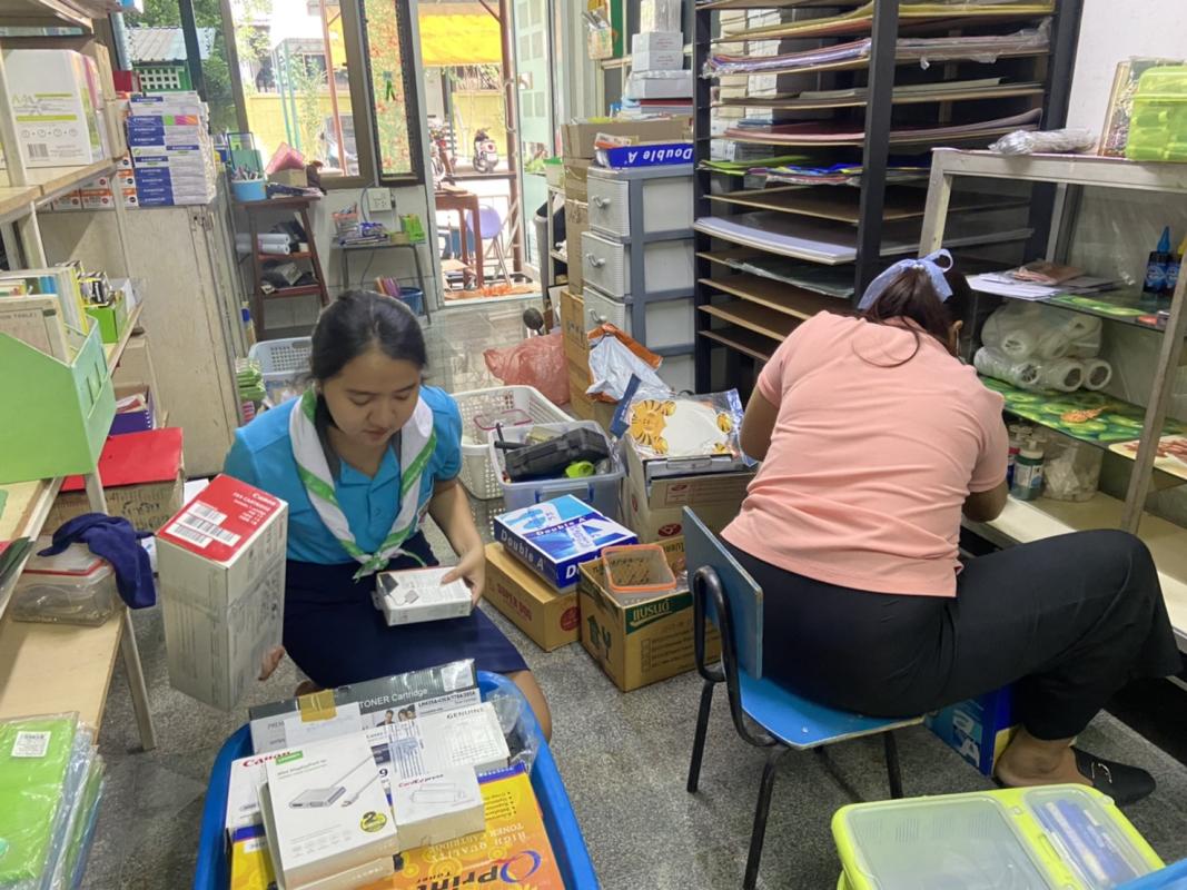   จิตอาสา จัดของในห้องจำหน่ายอุปกรณ์
